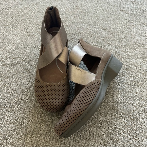 Dansko Laura Nubuck Wedge in Walnut Size 36 - Picture 1 of 8